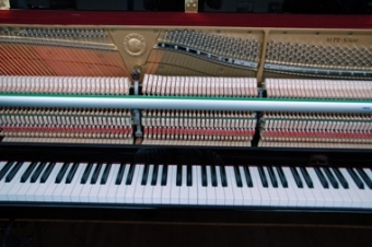 Yamaha B1 Polished Ebony pianino